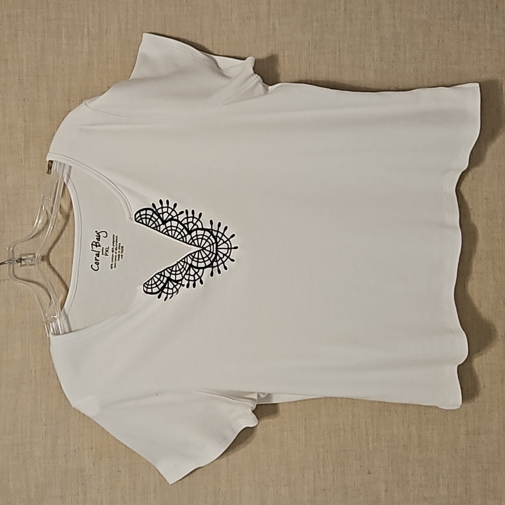 CORAL BAY PXL White with V-Neck & Design